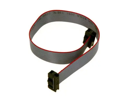 Flaches Kabel mit mehreren einzelnen Leitungen, ausgestattet mit zwei Steckverbindern. Die Marke Bosch ist deutlich erkennbar.